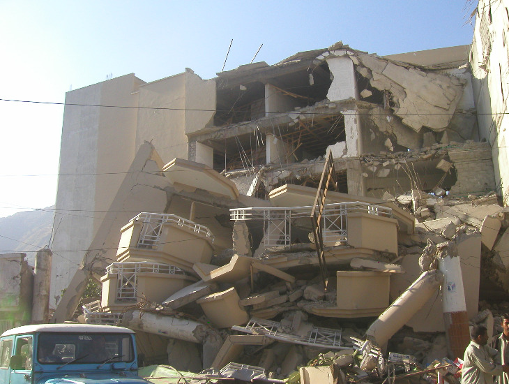 Ein durch Erdbeben eingestürztes Haus