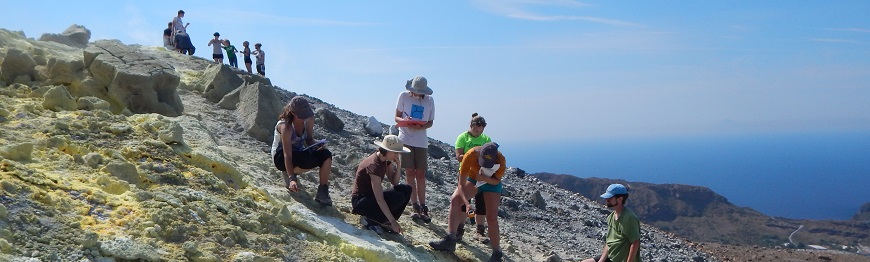 Masterstudenten und Forscher bei der geophysikalischen Feldpraxis an einem Vulkan