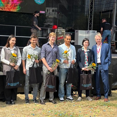 Gruppenbild mit ausgezeichneten Studierenden mit KIT-Präsident auf der Bühne beim KIT-Campustag 2025