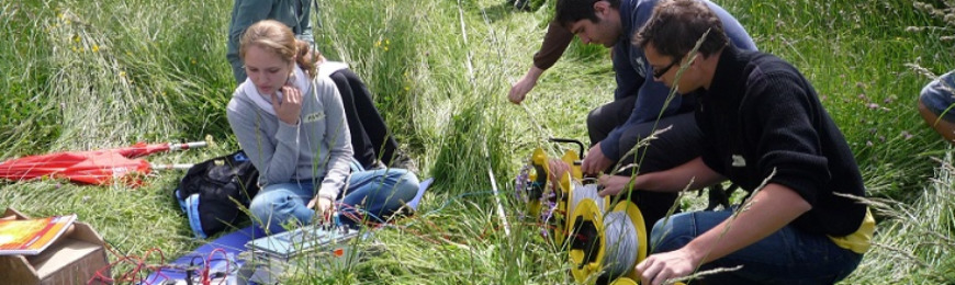 Studierende in der Feldpraxis Geoelektrik.