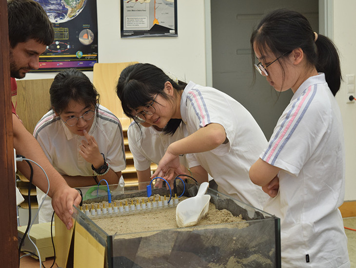 Eine Schülergruppe führt einen geoelektrischen Versuch durch